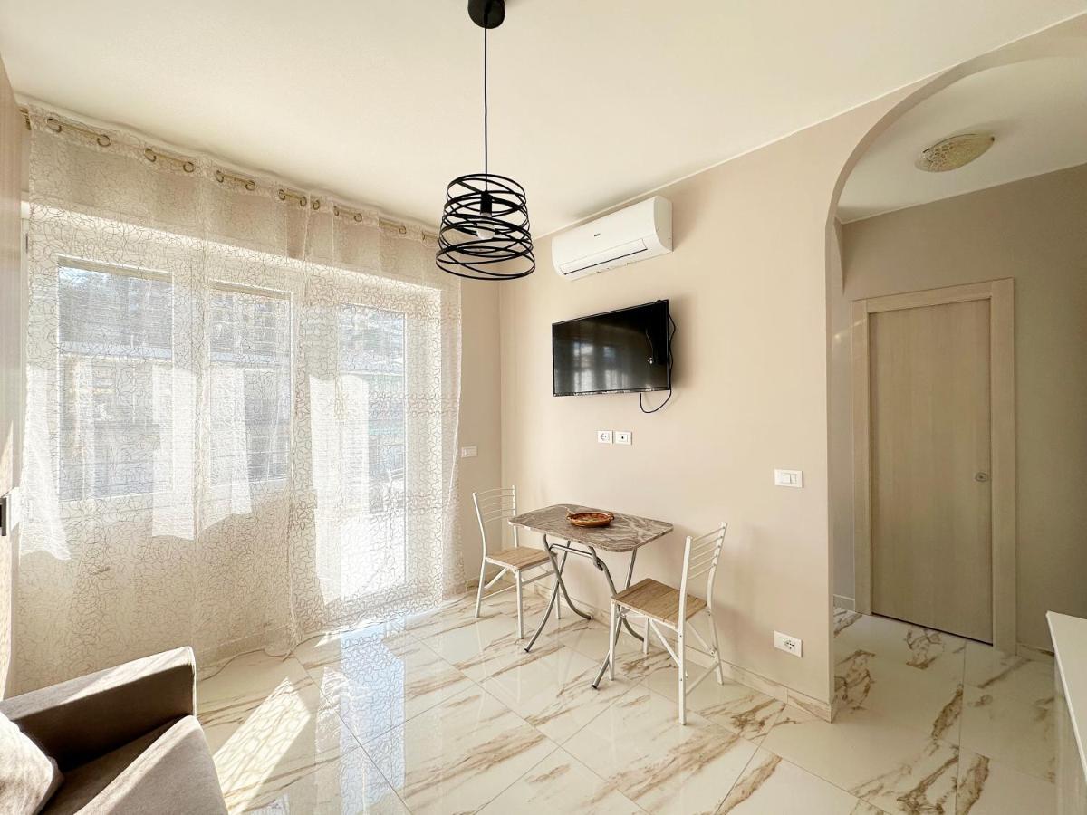 Wh - Un Posto Al Sole - Attico Monolocale Con Parcheggio Gratuito - 5 Minuti Dal Centro - Wifi Apartment ซานเรโม ภายนอก รูปภาพ