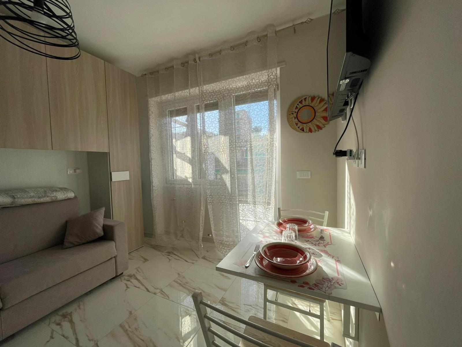 Wh - Un Posto Al Sole - Attico Monolocale Con Parcheggio Gratuito - 5 Minuti Dal Centro - Wifi Apartment ซานเรโม ภายนอก รูปภาพ